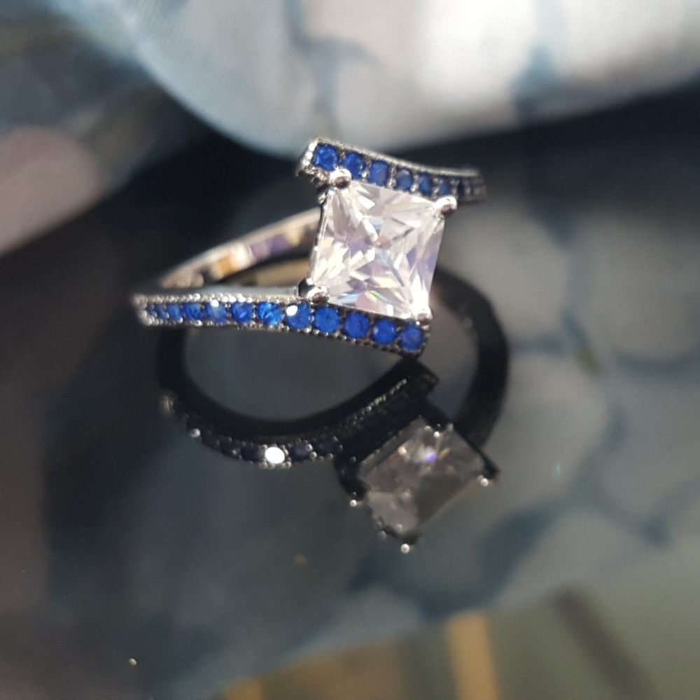 White n Blue Cubic Zirconia - Picture 5 of 8